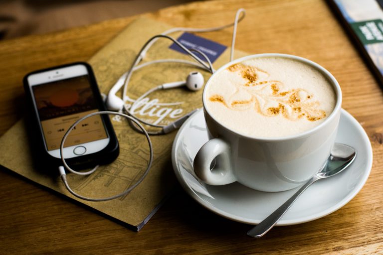 café et smartphone