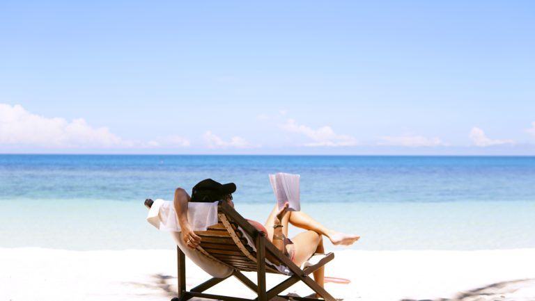 femme lisant dans un transat sur la plage