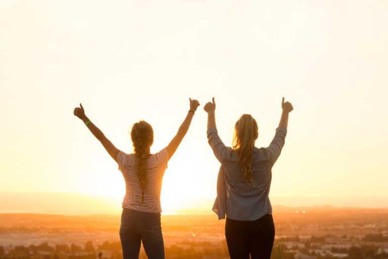 filles positives les pouces en l'air